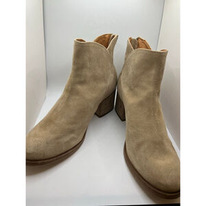 NWT Women's Beek Beige Suede Ankle Boots & Booties Size 9